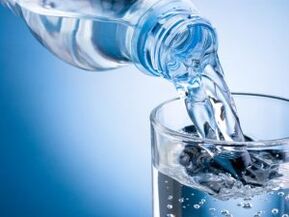 Se hai la gotta, devi aumentare il volume dell'acqua potabile. 