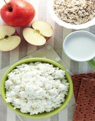 Cottage di formaggio con mele